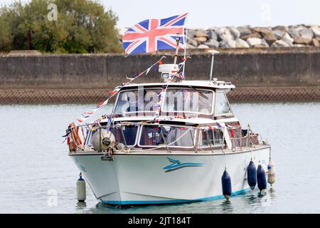 Sovereign Harbor, Eastbourne, Großbritannien. 27. August 2022. Früher heute segelte eine Flottille kleiner Boote, darunter das RNLI All Weather Rettungsboot Diamond Jubilee, vom Sovereign Harbour in Eastbourne zum Sovereign Leuchtturm nur 11km m vor der Küste. Der einst bemannte Leuchtturm wurde 1971 in Betrieb genommen und diente über 50 Jahre lang Seeleuten. Die Leuchtturmmänner verließen die Plattform 1994 nach ihrer Automatisierung. Nachdem die Struktur nun das Ende ihrer vorhergesagten Lebensdauer erreicht hat, soll sie aus Sicherheitsgründen entfernt werden. Kredit: Newspics UK South/Alamy Live Nachrichten Stockfoto