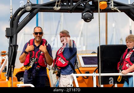 Sovereign Harbor, Eastbourne, Großbritannien. 27. August 2022. Früher heute segelte eine Flottille kleiner Boote, darunter das RNLI All Weather Rettungsboot Diamond Jubilee, vom Sovereign Harbour in Eastbourne zum Sovereign Leuchtturm nur 11km m vor der Küste. Der einst bemannte Leuchtturm wurde 1971 in Betrieb genommen und diente über 50 Jahre lang Seeleuten. Die Leuchtturmmänner verließen die Plattform 1994 nach ihrer Automatisierung. Nachdem die Struktur nun das Ende ihrer vorhergesagten Lebensdauer erreicht hat, soll sie aus Sicherheitsgründen entfernt werden. Kredit: Newspics UK South/Alamy Live Nachrichten Stockfoto