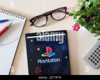 In dieser Abbildung wird das PlayStation-Logo auf einem Tablet angezeigt Stockfoto