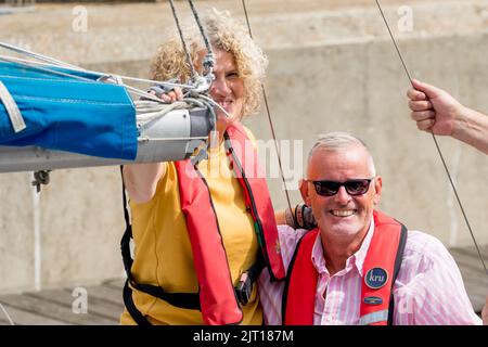 Sovereign Harbor, Eastbourne, Großbritannien. 27. August 2022. Früher heute segelte eine Flottille kleiner Boote, darunter das RNLI All Weather Rettungsboot Diamond Jubilee, vom Sovereign Harbour in Eastbourne zum Sovereign Leuchtturm nur 11km m vor der Küste. Der einst bemannte Leuchtturm wurde 1971 in Betrieb genommen und diente über 50 Jahre lang Seeleuten. Die Leuchtturmmänner verließen die Plattform 1994 nach ihrer Automatisierung. Nachdem die Struktur nun das Ende ihrer vorhergesagten Lebensdauer erreicht hat, soll sie aus Sicherheitsgründen entfernt werden. Kredit: Newspics UK South/Alamy Live Nachrichten Stockfoto