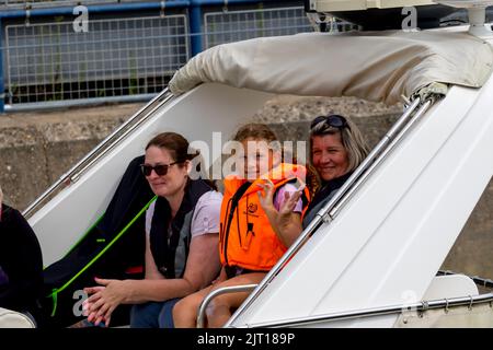 Sovereign Harbor, Eastbourne, Großbritannien. 27. August 2022. Früher heute segelte eine Flottille kleiner Boote, darunter das RNLI All Weather Rettungsboot Diamond Jubilee, vom Sovereign Harbour in Eastbourne zum Sovereign Leuchtturm nur 11km m vor der Küste. Der einst bemannte Leuchtturm wurde 1971 in Betrieb genommen und diente über 50 Jahre lang Seeleuten. Die Leuchtturmmänner verließen die Plattform 1994 nach ihrer Automatisierung. Nachdem die Struktur nun das Ende ihrer vorhergesagten Lebensdauer erreicht hat, soll sie aus Sicherheitsgründen entfernt werden. Kredit: Newspics UK South/Alamy Live Nachrichten Stockfoto