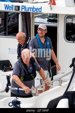 Sovereign Harbor, Eastbourne, Großbritannien. 27. August 2022. Früher heute segelte eine Flottille kleiner Boote, darunter das RNLI All Weather Rettungsboot Diamond Jubilee, vom Sovereign Harbour in Eastbourne zum Sovereign Leuchtturm nur 11km m vor der Küste. Der einst bemannte Leuchtturm wurde 1971 in Betrieb genommen und diente über 50 Jahre lang Seeleuten. Die Leuchtturmmänner verließen die Plattform 1994 nach ihrer Automatisierung. Nachdem die Struktur nun das Ende ihrer vorhergesagten Lebensdauer erreicht hat, soll sie aus Sicherheitsgründen entfernt werden. Kredit: Newspics UK South/Alamy Live Nachrichten Stockfoto