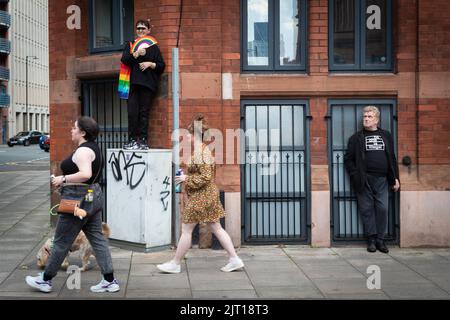 Manchester, Großbritannien. 27. August 2022. Die Menschen beobachten, wie die Pride Parade durch die Stadt zieht. In diesem Jahr wird die Parade zum ersten Mal seit 2019 wieder voll ausgelastet. Kredit: Andy Barton/Alamy Live Nachrichten Stockfoto