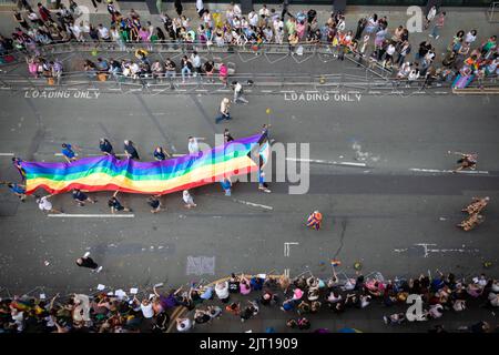 Manchester, Großbritannien. 27. August 2022. Tausende von Menschen nehmen an der Pride Parade Teil. In diesem Jahr wird die Parade zum ersten Mal seit 2019 wieder voll ausgelastet. Kredit: Andy Barton/Alamy Live Nachrichten Stockfoto