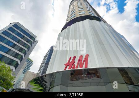 SINGAPUR – 19. JANUAR 2020: H&M-Markenname über dem Ladeneingang in Singapur. H&M ist ein schwedisches multinationales Bekleidungshandelsunternehmen, das für seine fa Stockfoto