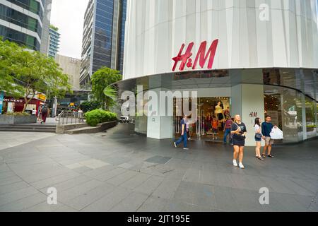 SINGAPUR – 19. JANUAR 2020: Eintritt zum H&M Store in Singapur. H&M ist ein schwedisches multinationales Bekleidungshandelsunternehmen, das für seine Fast-Fashion-Kleidung bekannt ist Stockfoto