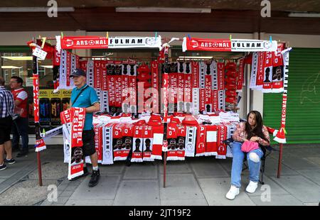 Allgemeiner Überblick über den Verkauf von Tüchern vor dem Stadion vor dem Spiel der Premier League im Emirates Stadium, London. Bilddatum: Samstag, 27. August 2022. Stockfoto