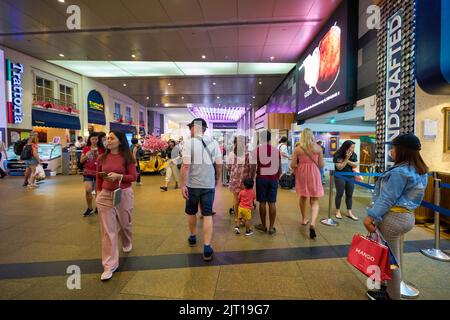 SINGAPUR - CA. JANUAR 2020: Innenaufnahme des Einkaufszentrums in Singapur Stockfoto