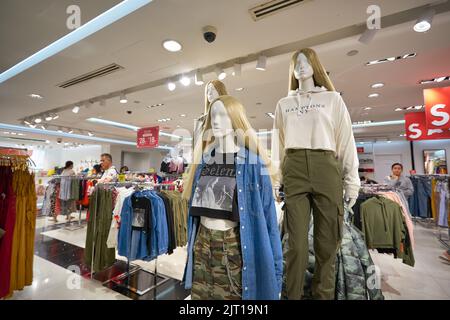 SINGAPUR - CA. JANUAR 2020: Innenaufnahme des Forever 21 Stores. Forever 21 ist in Singapur mit einem Geschäft vertreten, das sich im Umkreis von 313@Somerset befindet Stockfoto