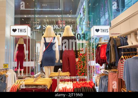 SINGAPUR - CA. JANUAR 2020: Innenaufnahme des Forever 21 Stores. Forever 21 ist in Singapur mit einem Geschäft vertreten, das sich im Umkreis von 313@Somerset befindet Stockfoto