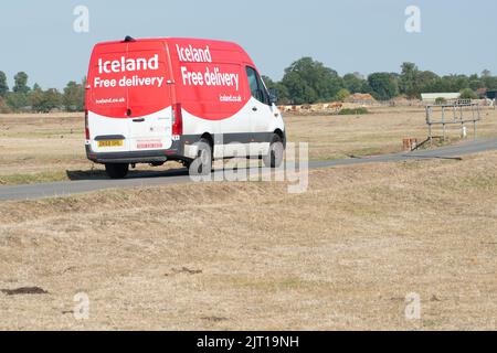 Dorney, Buckinghamshire, Großbritannien. 27.. August 2022. Ein isländischer Lieferwagen fährt durch Felder mit ausgetrocktem Gras. Dorney Common bleibt nach der Hitzewelle und Wochen mit nur sehr wenig Regen zunder trocken. Eine officiale Dürre bleibt bestehen, zusammen mit einem Schlauchleitungsverbot über das Thames Valley. Quelle: Maureen McLean/Alamy Live News Stockfoto