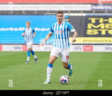 Huddersfield, Großbritannien. 27. August 2022. Josh Ruffels #14 von Huddersfield Town läuft mit dem Ball in Huddersfield, Großbritannien am 8/27/2022. (Foto von Steve Flynn/News Images/Sipa USA) Quelle: SIPA USA/Alamy Live News Stockfoto