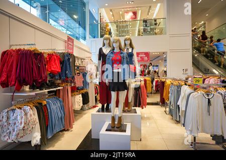 SINGAPUR - CA. JANUAR 2020: Innenaufnahme des Forever 21 Stores. Forever 21 ist in Singapur mit einem Geschäft vertreten, das sich im Umkreis von 313@Somerset befindet Stockfoto