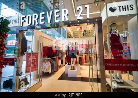 SINGAPUR - CIRCA JANUAR 2020: Eintritt zum Forever 21 Store. Forever 21 ist in Singapur mit einem Geschäft vertreten, das sich im 313@Somerset-Shop befindet Stockfoto