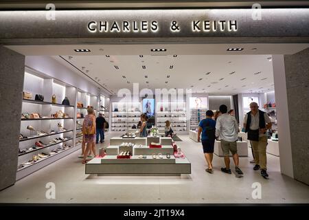 SINGAPUR – CIRCA JANUAR 2020: Eingang zum Charles and Keith Store in Singapur Stockfoto