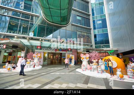 SINGAPUR - CA. JANUAR, 2020: Blick auf die Straße des Eingangs zum Orchard Gateway in Singapur. Stockfoto