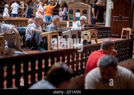 BURSA, TÜRKEI - 21. AUGUST: Innenansicht der Großen Moschee (Ulu Cami) am 21. August 2022 in Bursa, Türkei. Muslime rezitieren den Koran im Inneren des mosq Stockfoto