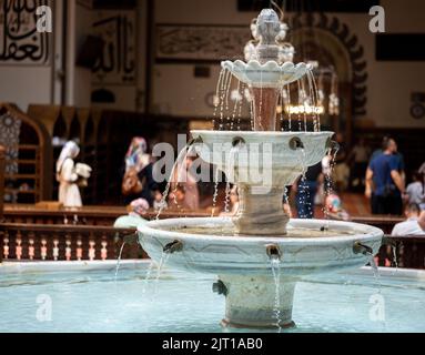 BURSA, TÜRKEI - 21. AUGUST: Innenansicht der Großen Moschee (Ulu Cami) am 21. August 2022 in Bursa, Türkei. Der sehr ästhetische Brunnen des Großen M Stockfoto