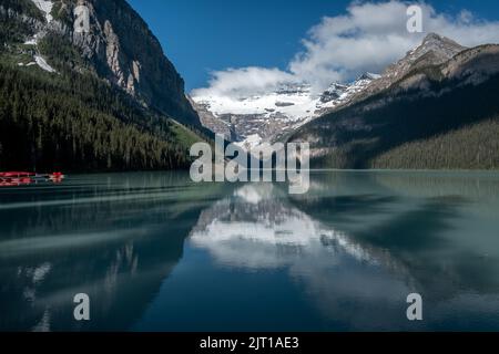 Landschaft des Lake Louise mit dem berühmten Reflektionseffekt im Wasser in Kanada Stockfoto