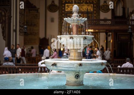 BURSA, TÜRKEI - 21. AUGUST: Innenansicht der Großen Moschee (Ulu Cami) am 21. August 2022 in Bursa, Türkei. Der sehr ästhetische Brunnen des Großen M Stockfoto