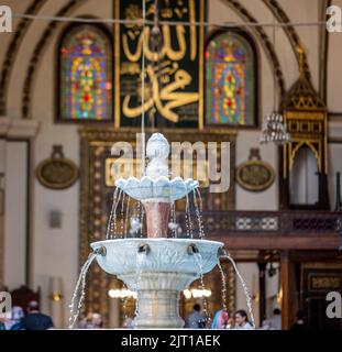 BURSA, TÜRKEI - 21. AUGUST: Innenansicht der Großen Moschee (Ulu Cami) am 21. August 2022 in Bursa, Türkei. Der sehr ästhetische Brunnen des Großen M Stockfoto