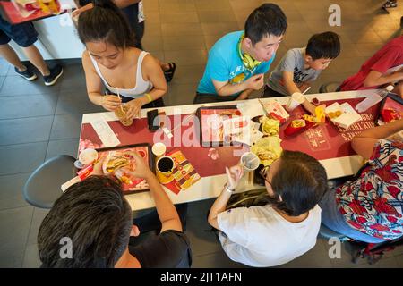 SINGAPUR - 19. JANUAR 2020: Innenaufnahme des McDonald's Restaurants in Singapur. Stockfoto