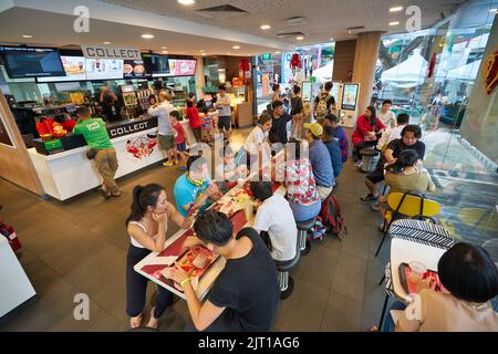 SINGAPUR - 19. JANUAR 2020: Innenaufnahme des McDonald's Restaurants in Singapur. Stockfoto