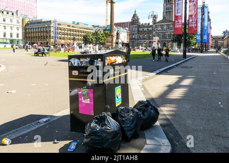 27. August 2022, Glasgow, Großbritannien. Während der Arbeitskonflikt zwischen den GEWERKSCHAFTEN UNITE, COSLA und GMB, die die am niedrigsten bezahlten Mitarbeiter der örtlichen Behörden vertreten, anhält, Mülltonnen und Sammelgebiete im Stadtzentrum von Glasgow sind überfüllt, und laut Public Health Scotland ist die öffentliche Gesundheit jetzt aufgrund von Ungeziefer und anderen giftigen Schadstoffen ernsthaft gefährdet. Bild des George Square mit den Kammern der Stadt dahinter. Kredit: Findlay/ Alamy Live Nachrichten Stockfoto