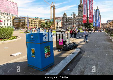 27. August 2022, Glasgow, Großbritannien. Während der Arbeitskonflikt zwischen den GEWERKSCHAFTEN UNITE, COSLA und GMB, die die am niedrigsten bezahlten Mitarbeiter der örtlichen Behörden vertreten, anhält, Mülltonnen und Sammelgebiete im Stadtzentrum von Glasgow sind überfüllt, und laut Public Health Scotland ist die öffentliche Gesundheit jetzt aufgrund von Ungeziefer und anderen giftigen Schadstoffen ernsthaft gefährdet. Bild des George Square mit den Kammern der Stadt dahinter. Kredit: Findlay/ Alamy Live Nachrichten Stockfoto