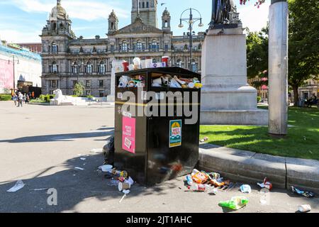 27. August 2022, Glasgow, Großbritannien. Während der Arbeitskonflikt zwischen den GEWERKSCHAFTEN UNITE, COSLA und GMB, die die am niedrigsten bezahlten Mitarbeiter der örtlichen Behörden vertreten, anhält, Mülltonnen und Sammelgebiete im Stadtzentrum von Glasgow sind überfüllt, und laut Public Health Scotland ist die öffentliche Gesundheit jetzt aufgrund von Ungeziefer und anderen giftigen Schadstoffen ernsthaft gefährdet. Bild am George Square mit den City Chambers dahinter. Kredit: Findlay/ Alamy Live Nachrichten Stockfoto