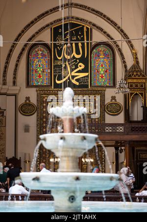 BURSA, TÜRKEI - 21. AUGUST: Innenansicht der Großen Moschee (Ulu Cami) am 21. August 2022 in Bursa, Türkei. Der sehr ästhetische Brunnen des Großen M Stockfoto