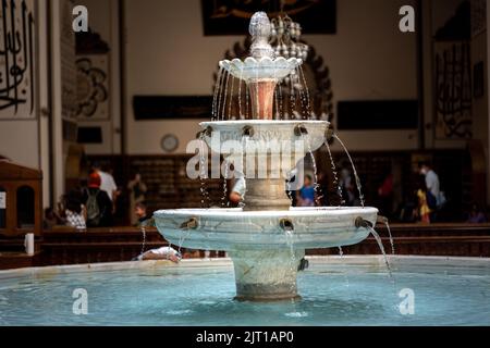 BURSA, TÜRKEI - 21. AUGUST: Innenansicht der Großen Moschee (Ulu Cami) am 21. August 2022 in Bursa, Türkei. Der sehr ästhetische Brunnen des Großen M Stockfoto