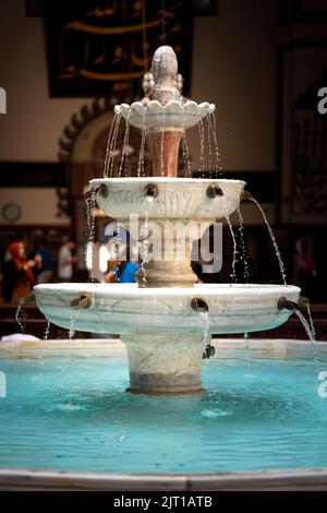 BURSA, TÜRKEI - 21. AUGUST: Innenansicht der Großen Moschee (Ulu Cami) am 21. August 2022 in Bursa, Türkei. Der sehr ästhetische Brunnen des Großen M Stockfoto