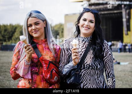 Leeds, Großbritannien. 27. August 2022. Die Menge genießt einen weiteren Tag mit heißer Sonne auf dem Leeds Festival, Großbritannien. Kredit: Andy Gallagher/Alamy Live Nachrichten Stockfoto