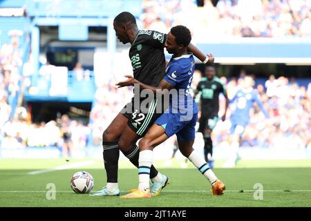 27.. August 2022; Stamford Bridge, Chelsea, London, England: Premier League Football, Chelsea gegen Leicester City: Boubakary Soumare von Leicester City schützt den Ball vor Raheem Sterling von Chelsea Stockfoto