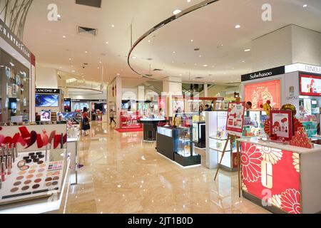 SINGAPUR - CA. JANUAR 2020: Innenaufnahme des Kaufhauses Takashimaya in Singapur. Stockfoto