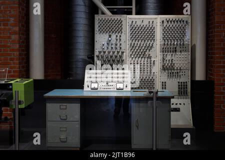 Oslo, Norwegen. 01. Mai 2022: Historischer Computer, eine Zählmaschine. Antike Zählmaschine im Osloer Technikmuseum. Stockfoto
