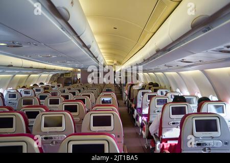 SINGAPUR – CIRCA JANUAR 2020: Inside Malaysia Airlines Airbus A330-300. Malaysia Airlines ist die Flaggenfluggesellschaft von Malaysia und Mitglied der onewo Stockfoto