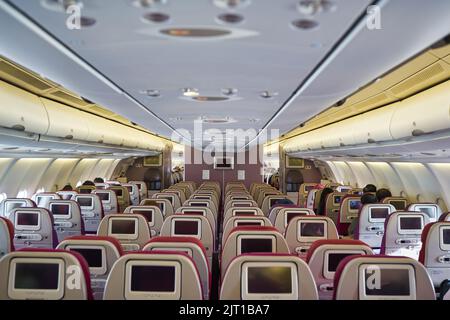 SINGAPUR – CIRCA JANUAR 2020: Inside Malaysia Airlines Airbus A330-300. Malaysia Airlines ist die Flaggenfluggesellschaft von Malaysia und Mitglied der onewo Stockfoto