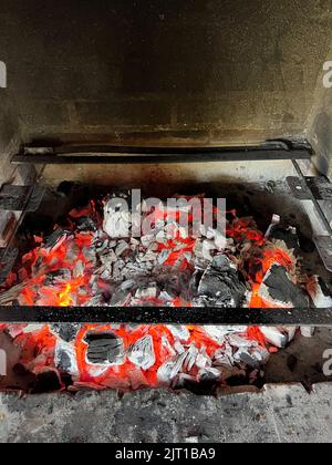 Schwelende Kohlen im Kamin. Nahaufnahme Stockfoto