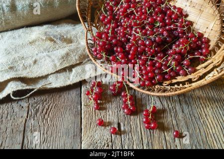 Stillleben mit reifen Beeren auf alten Brettern. Sommerernte aus nächster Nähe. Stillleben mit hellen Früchten Stockfoto