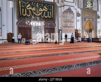 BURSA, TÜRKEI - 21. AUGUST: Innenansicht der Großen Moschee (Ulu Cami) am 21. August 2022 in Bursa, Türkei. Die große Moschee ist die größte Moschee in Burs Stockfoto