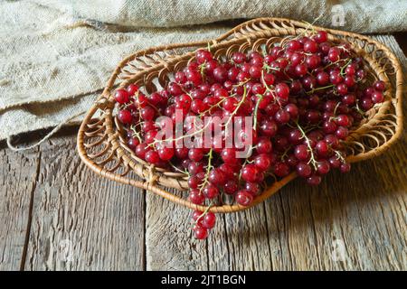 Stillleben mit reifen Beeren auf alten Brettern. Sommerernte aus nächster Nähe. Stillleben mit hellen Früchten Stockfoto