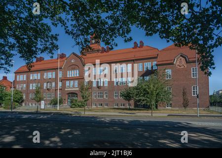 Ystad, Schweden - 24, Aug 2022: Schwedisches Schulgebäude mit roten Ziegeln aus dem Jahr 1909 in einer kleinen Tonw, Südschweden. Stockfoto