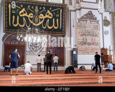 BURSA, TÜRKEI - 21. AUGUST: Innenansicht der Großen Moschee (Ulu Cami) am 21. August 2022 in Bursa, Türkei. Die große Moschee ist die größte Moschee in Burs Stockfoto