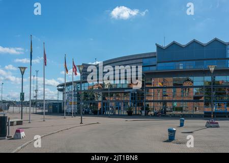 Ystad, Schweden - 24, Aug 2022: Fährenterminal für verschiedene Fährlinien tagsüber an einem sonnigen Tag Stockfoto