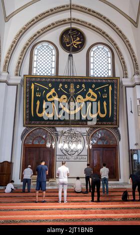 BURSA, TÜRKEI - 21. AUGUST: Innenansicht der Großen Moschee (Ulu Cami) am 21. August 2022 in Bursa, Türkei. Die große Moschee ist die größte Moschee in Burs Stockfoto