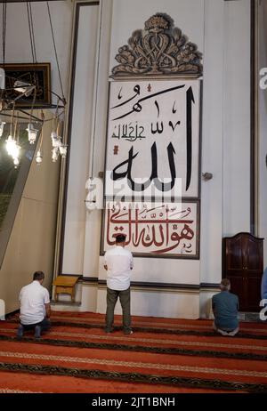 BURSA, TÜRKEI - 21. AUGUST: Innenansicht der Großen Moschee (Ulu Cami) am 21. August 2022 in Bursa, Türkei. Die große Moschee ist die größte Moschee in Burs Stockfoto