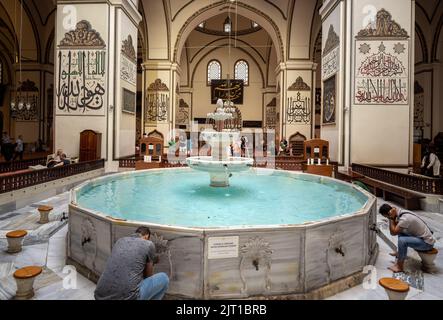 BURSA, TÜRKEI - 21. AUGUST: Innenansicht der Großen Moschee (Ulu Cami) am 21. August 2022 in Bursa, Türkei. Der sehr ästhetische Brunnen des Großen M Stockfoto