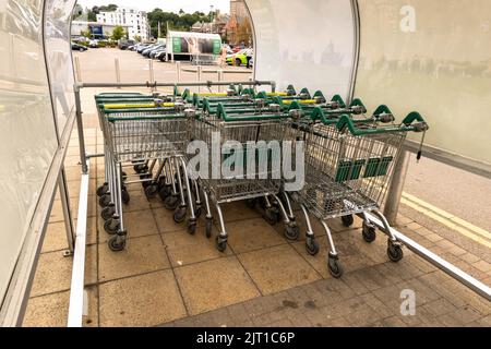 Morrisons Supermarkt Einkaufswagen in einem Trolley-Park am Riverside Retail Park in Norwich Norfolk Stockfoto